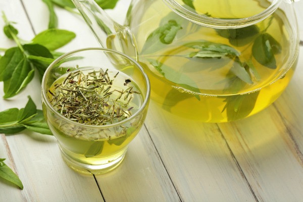 Nước trà xanh chữa đau răng hiệu quả
